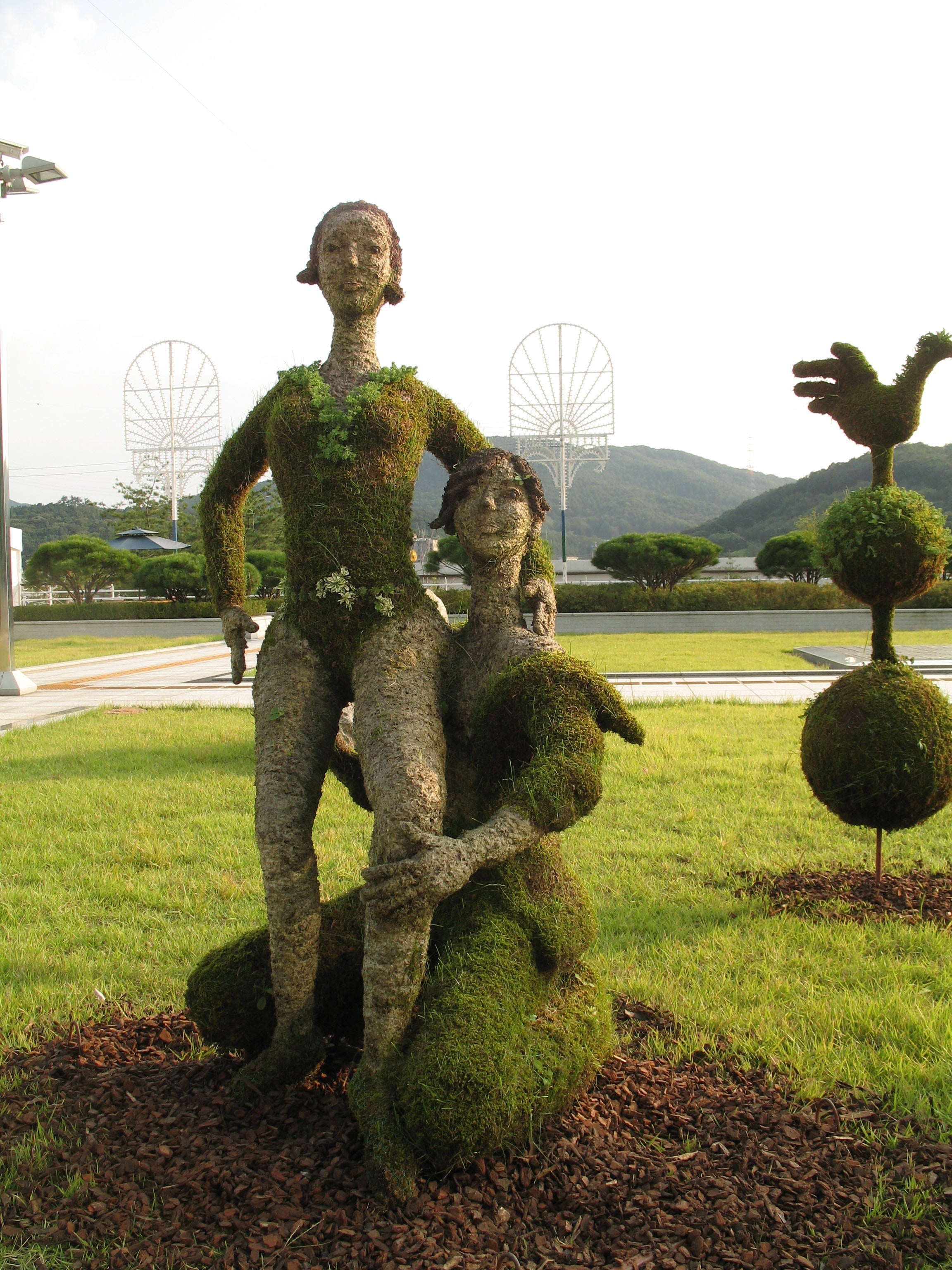 용인시청, 발레 듀엣 ‘파드되’ 토피어리 설치로 문화 공간 품격 강화