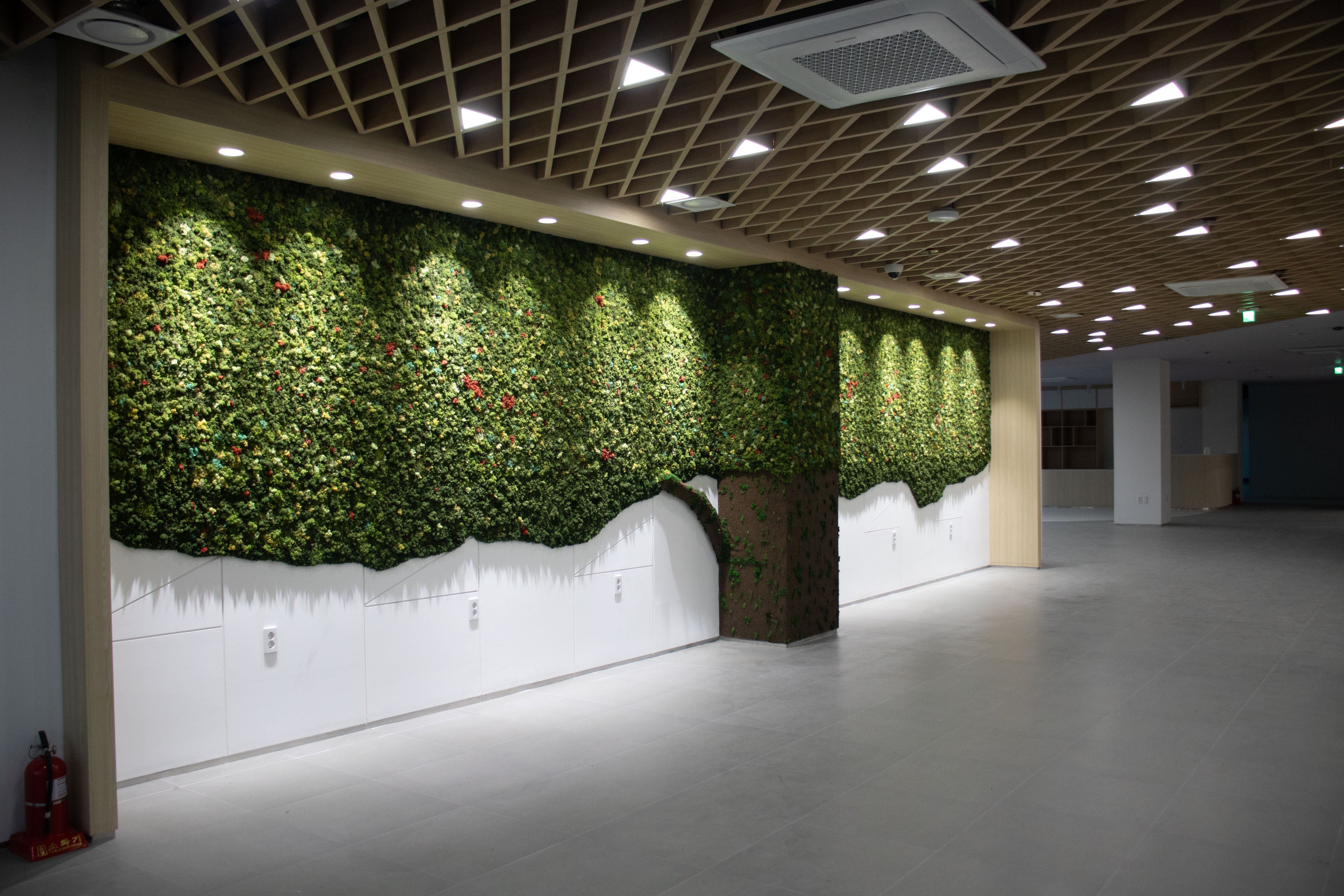 사천시 시립도서관 – 국내 최초 ‘ㄱ자 기둥형’ 모스월아트, 정적인 공간에 생명을 더하다