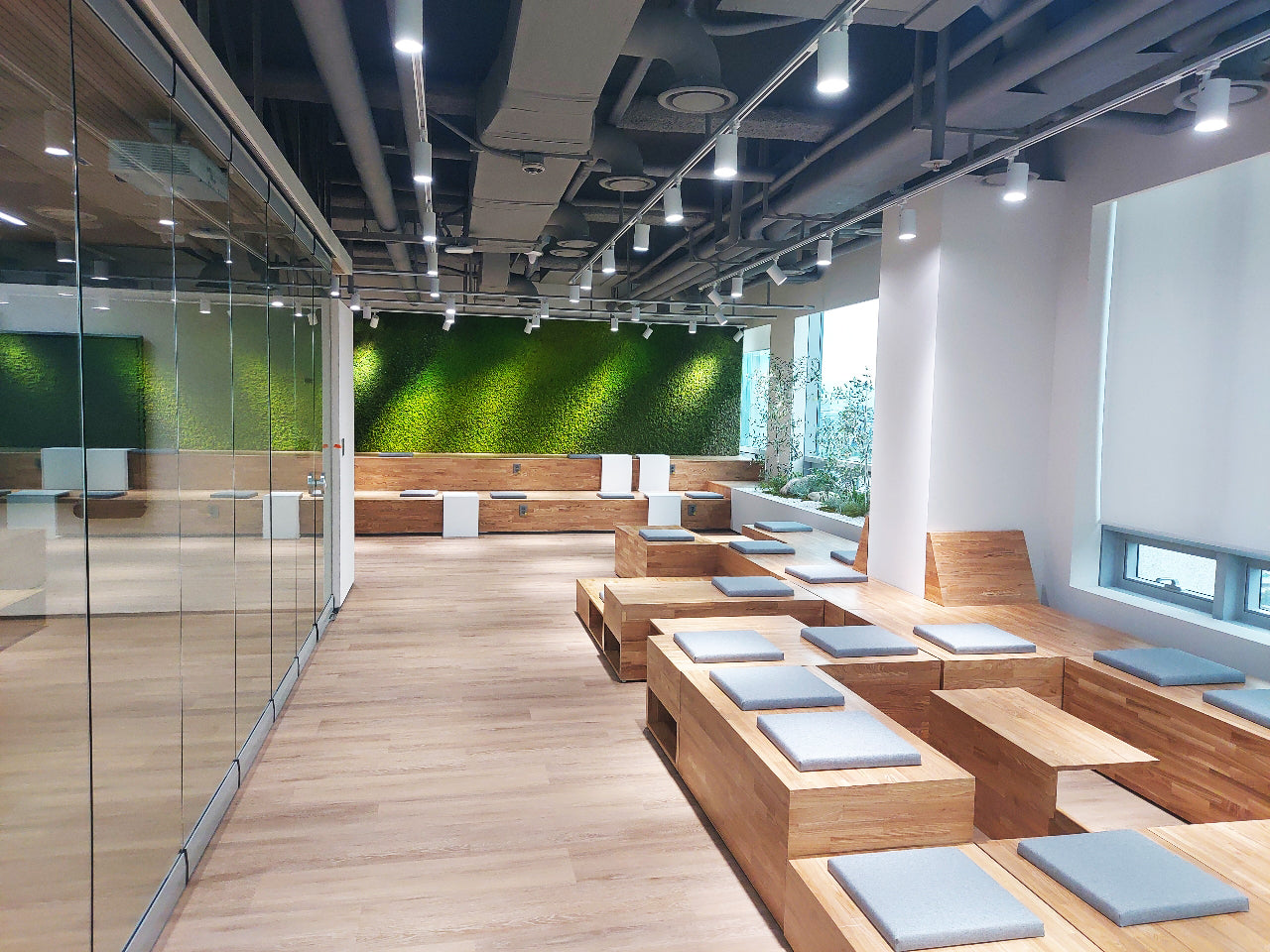 현대자동차 본사 16층, 공간 특화형 그라데이션 디자인으로 모스월아트 첫 도입